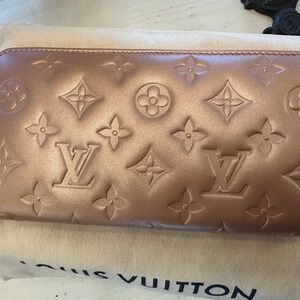 💯% Authentic Louis Vuitton Rose Gold Coussin Zippy Wallet